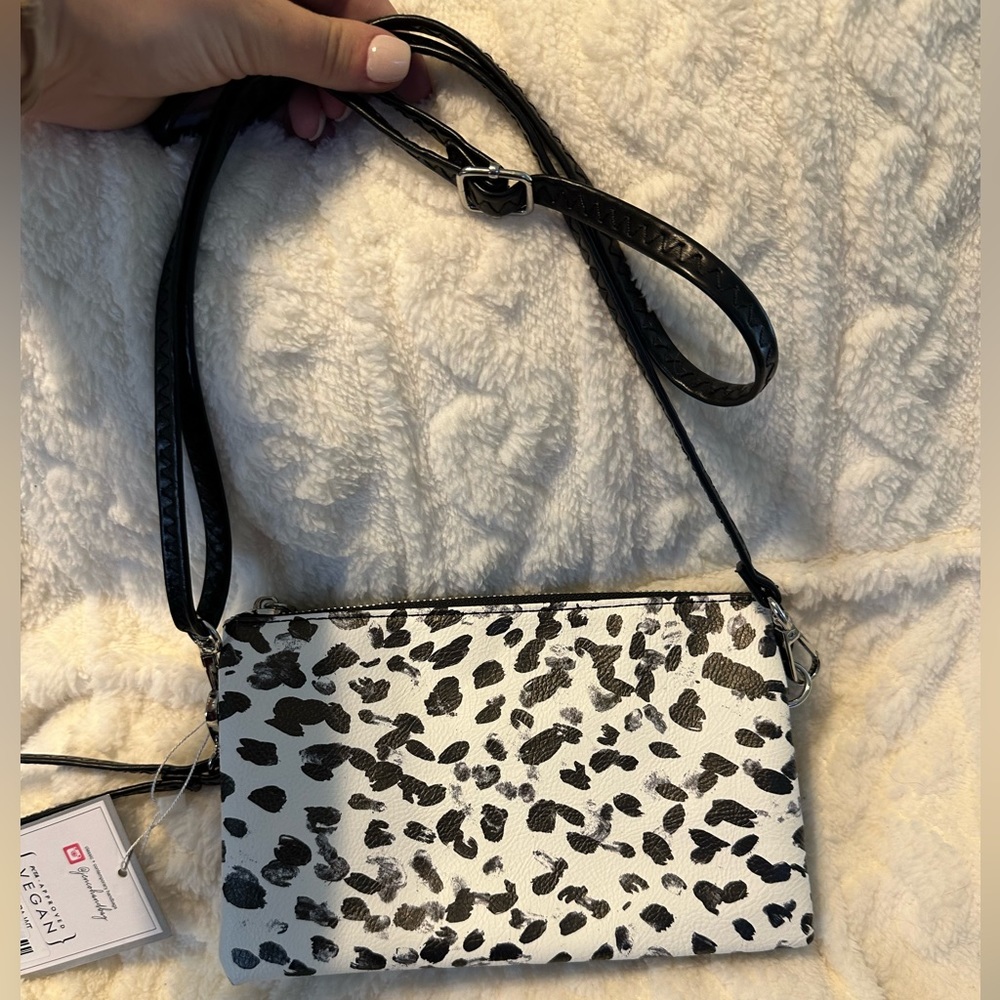 NWT JEN & CO VEGAN LEATHER CROSSBODY WRISTLET BLACK WHITE AND GRAY